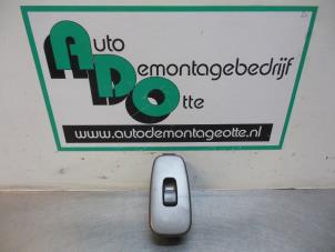 Gebruikte Raam schakelaar elektrisch Lexus IS (E2) 200 2.0 24V Prijs € 15,00 Margeregeling aangeboden door Autodemontagebedrijf Otte