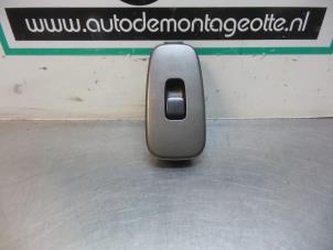 Gebruikte Raam schakelaar elektrisch Lexus IS (E2) 200 2.0 24V Prijs € 15,00 Margeregeling aangeboden door Autodemontagebedrijf Otte