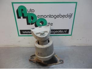 Gebruikte Motorsteun Volkswagen Transporter T5 1.9 TDi Prijs € 25,00 Margeregeling aangeboden door Autodemontagebedrijf Otte