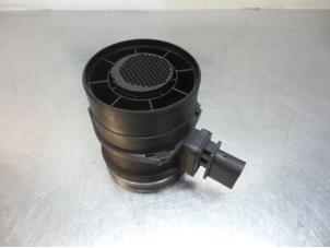 Gebruikte Luchtmassameter BMW 7 serie (E65/E66/E67) 740d V8 32V Prijs € 30,00 Margeregeling aangeboden door Autodemontagebedrijf Otte