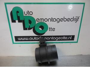 Gebruikte Luchtmassameter BMW 7 serie (E65/E66/E67) 740d V8 32V Prijs € 30,00 Margeregeling aangeboden door Autodemontagebedrijf Otte