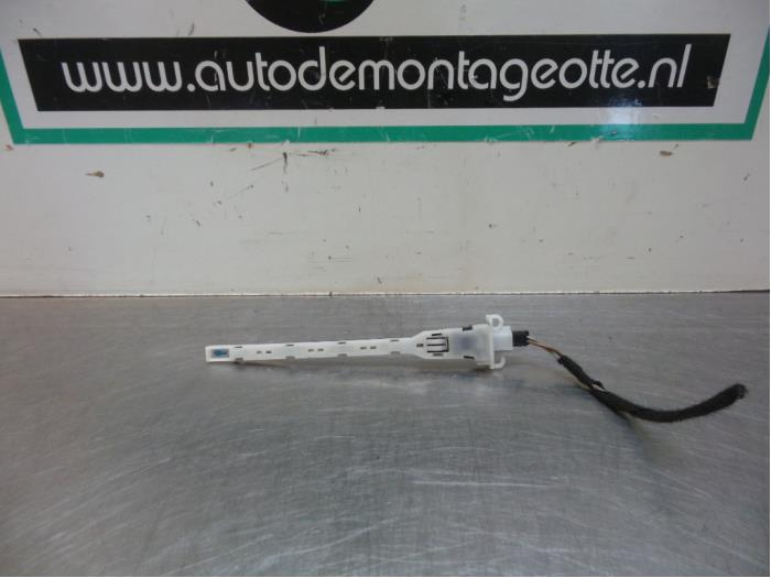 Gebruikte Sensor Temperatuur binnen BMW 7 serie (E65/E66/E67) 740d V8 32V Prijs € 15,00 Margeregeling aangeboden door Autodemontagebedrijf Otte