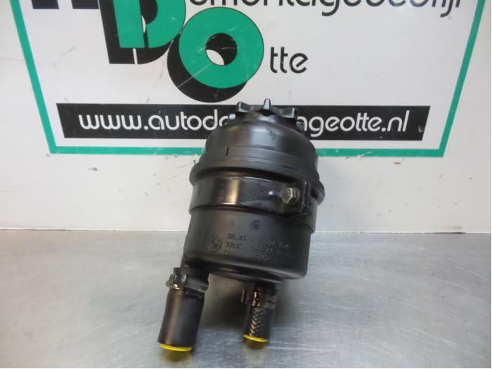 Gebruikte Servo Oliereservoir BMW 7 serie (E65/E66/E67) 740d V8 32V Prijs € 10,00 Margeregeling aangeboden door Autodemontagebedrijf Otte