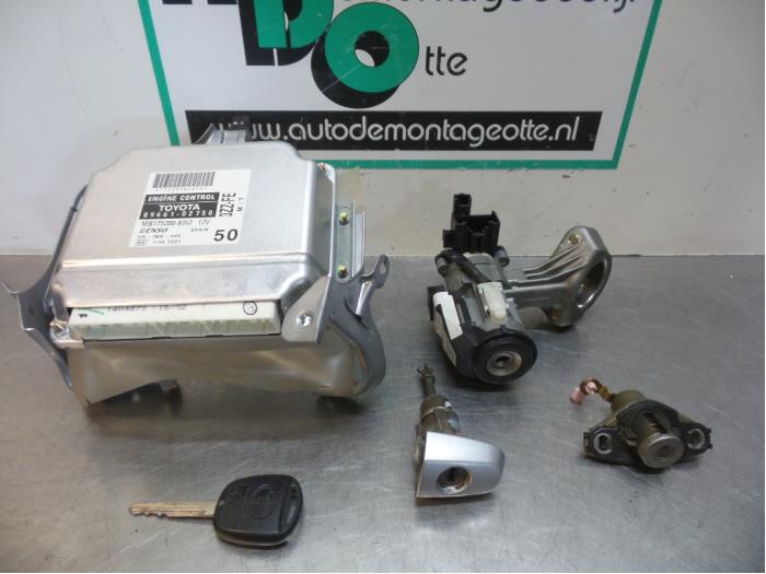 Gebruikte Kontaktslot + computer Toyota Corolla (E12) 1.6 16V VVT-i Prijs € 150,00 Margeregeling aangeboden door Autodemontagebedrijf Otte