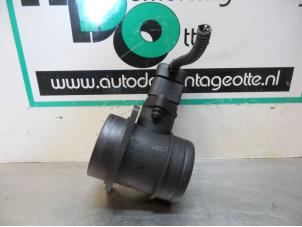 Gebruikte Luchtmassameter Volkswagen Golf IV (1J1) 2.0 Prijs € 10,00 Margeregeling aangeboden door Autodemontagebedrijf Otte