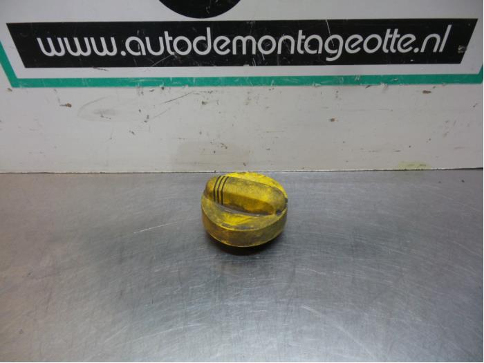 Gebruikte Oliedop Opel Movano (4A1; 4A2; 4B2; 4B3; 4C2; 4C3) 2.5 CDTI Prijs € 5,00 Margeregeling aangeboden door Autodemontagebedrijf Otte