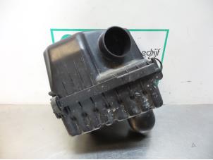 Gebruikte Luchtfilterhuis Hyundai Santa Fe I 2.0 16V 4x2 Prijs € 30,00 Margeregeling aangeboden door Autodemontagebedrijf Otte