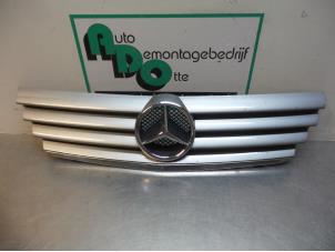 Gebruikte Grille Mercedes C Sportcoupé (C203) 1.8 C-180K 16V Prijs € 50,00 Margeregeling aangeboden door Autodemontagebedrijf Otte