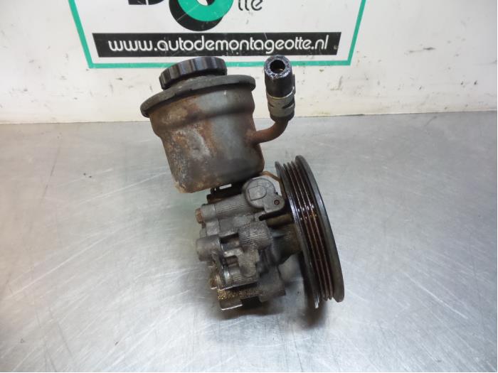 Gebruikte Pomp Servo Toyota Yaris (P1) 1.0 16V VVT-i Prijs € 25,00 Margeregeling aangeboden door Autodemontagebedrijf Otte