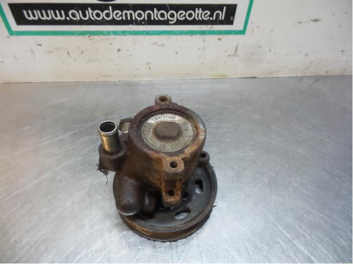 Gebruikte Pomp Servo Volkswagen Golf IV 4Motion (1J1) 2.8 V6 24V Prijs € 15,00 Margeregeling aangeboden door Autodemontagebedrijf Otte