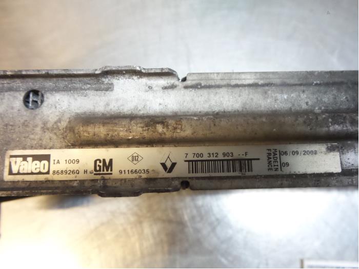 Intercooler van een Opel Vivaro 1.9 DI 2003