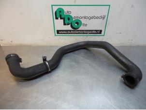 Gebruikte Intercooler Slang Opel Vivaro 1.9 DI Prijs € 50,00 Margeregeling aangeboden door Autodemontagebedrijf Otte