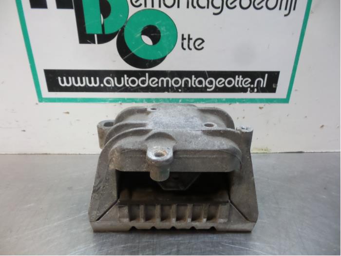 Gebruikte Motorsteun Volkswagen Caddy III (2KA,2KH,2CA,2CH) 1.9 TDI Prijs € 20,00 Margeregeling aangeboden door Autodemontagebedrijf Otte