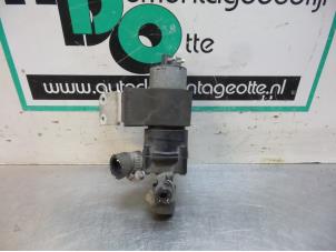 Gebruikte Waterpomp Mercedes CLK (C208) 2.0 200 16V Prijs € 30,00 Margeregeling aangeboden door Autodemontagebedrijf Otte