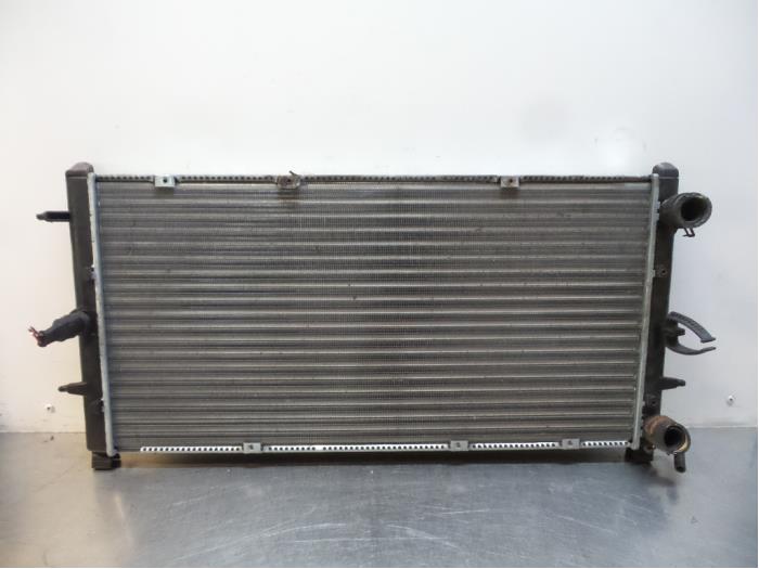 Gebruikte Radiateur Volkswagen Transporter T4 2.4 D Prijs € 50,00 Margeregeling aangeboden door Autodemontagebedrijf Otte