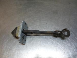 Gebruikte Deurvanger 4Deurs links-achter Mazda 3 Sport (BK) 1.3i 16V Prijs € 15,00 Margeregeling aangeboden door Autodemontagebedrijf Otte