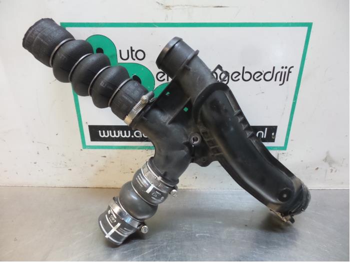 Gebruikte Intercooler Buis Peugeot Partner (GC/GF/GG/GJ/GK) 1.6 BlueHDI 75 Prijs € 40,00 Margeregeling aangeboden door Autodemontagebedrijf Otte