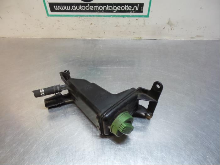 Gebruikte Servo Oliereservoir Audi A4 (B6) 2.0 20V Prijs € 15,00 Margeregeling aangeboden door Autodemontagebedrijf Otte