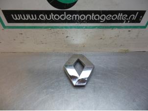 Gebruikte Embleem Renault Twingo II (CN) 1.2 Prijs € 10,00 Margeregeling aangeboden door Autodemontagebedrijf Otte