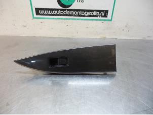 Gebruikte Ruit schakelaar elektrisch Mazda 6 Sportbreak (GY19/89) 2.0 CiDT 16V Prijs € 15,00 Margeregeling aangeboden door Autodemontagebedrijf Otte