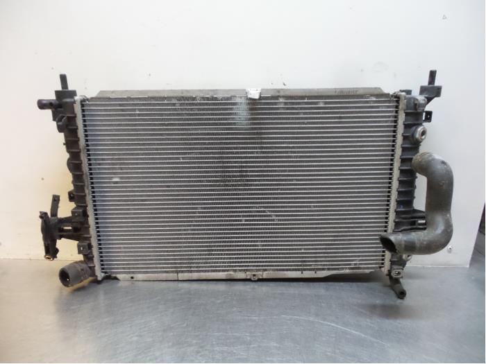 Gebruikte Radiateur Opel Zafira (M75) 2.2 16V Direct Ecotec Prijs € 40,00 Margeregeling aangeboden door Autodemontagebedrijf Otte