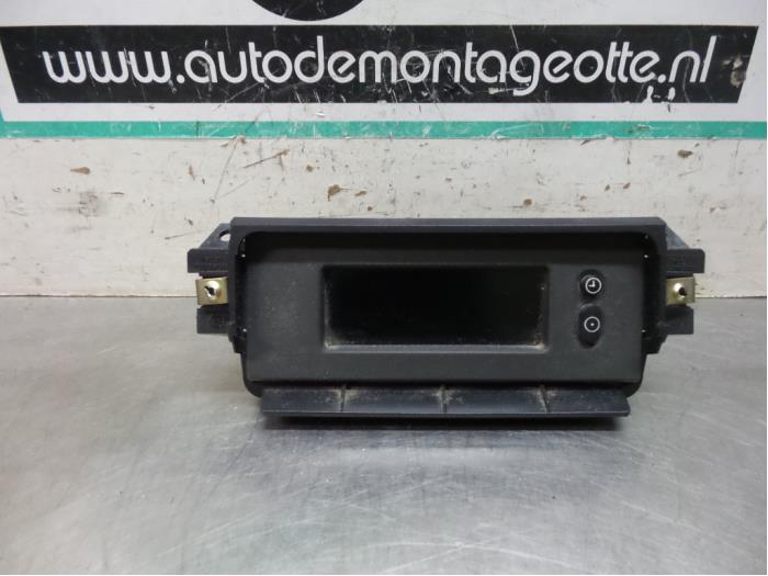 Gebruikte Display Interieur Opel Vivaro 1.9 DTI 16V Prijs € 25,00 Margeregeling aangeboden door Autodemontagebedrijf Otte