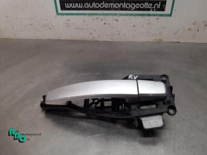 Gebruikte Portiergreep 4Deurs rechts-voor Opel Corsa D 1.3 CDTi 16V ecoFLEX Prijs € 15,00 Margeregeling aangeboden door Autodemontagebedrijf Otte