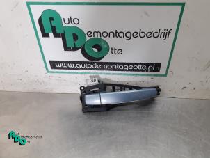 Gebruikte Portiergreep 4Deurs rechts-voor Opel Corsa D 1.3 CDTi 16V ecoFLEX Prijs € 15,00 Margeregeling aangeboden door Autodemontagebedrijf Otte