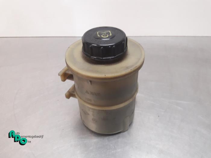 Gebruikte Servo Oliereservoir Opel Movano (4A1; 4A2; 4B2; 4B3; 4C2; 4C3) 2.5 CDTI 16V DPF Prijs € 20,00 Margeregeling aangeboden door Autodemontagebedrijf Otte
