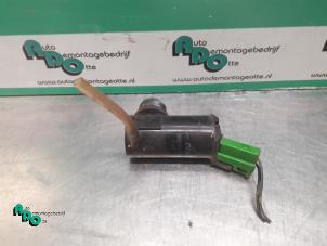 Gebruikte Ruitensproeierpomp voor Suzuki Alto (RF410) 1.1 16V Prijs € 10,00 Margeregeling aangeboden door Autodemontagebedrijf Otte