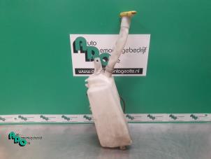 Gebruikte Ruitensproeiertank voor Renault Clio III (BR/CR) 1.4 16V Prijs € 20,00 Margeregeling aangeboden door Autodemontagebedrijf Otte