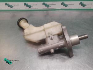 Gebruikte Hoofdremcilinder Renault Clio III (BR/CR) 1.4 16V Prijs € 15,00 Margeregeling aangeboden door Autodemontagebedrijf Otte