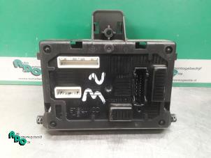 Gebruikte Zekeringkast Renault Clio III (BR/CR) 1.4 16V Prijs € 50,00 Margeregeling aangeboden door Autodemontagebedrijf Otte