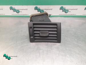 Gebruikte Luchtrooster Dashboard Audi A4 Avant (B7) 2.0 20V Prijs € 15,00 Margeregeling aangeboden door Autodemontagebedrijf Otte