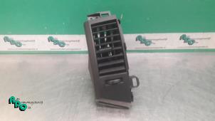 Gebruikte Luchtrooster Dashboard Mazda 5 (CR19) 2.0i 16V Prijs € 15,00 Margeregeling aangeboden door Autodemontagebedrijf Otte