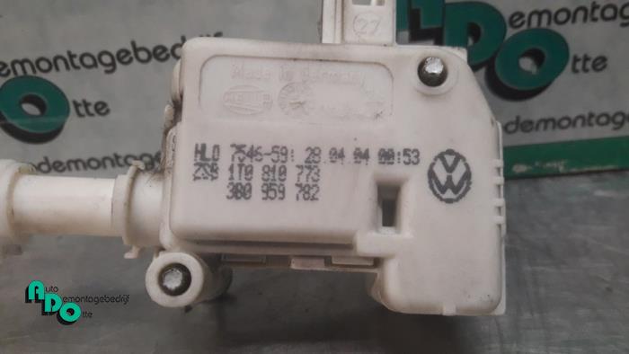 Tankklep Vergrendelingsmotor van een Volkswagen Touran (1T1/T2) 1.6 FSI 16V 2004