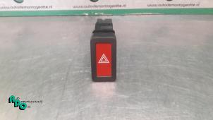 Gebruikte Gevarenlicht Schakelaar Nissan Almera (N16) 1.5 16V Prijs € 10,00 Margeregeling aangeboden door Autodemontagebedrijf Otte