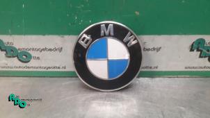 Gebruikte Embleem BMW 3 serie Touring (E36/3) 318i Prijs € 15,00 Margeregeling aangeboden door Autodemontagebedrijf Otte