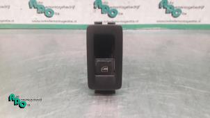 Gebruikte Elektrisch Raam Schakelaar Volkswagen Touran (1T1/T2) 1.9 TDI 105 Euro 3 Prijs € 10,00 Margeregeling aangeboden door Autodemontagebedrijf Otte