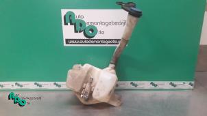 Gebruikte Ruitensproeiertank voor Peugeot Expert (G9) 1.6 HDi 90 Prijs € 30,25 Inclusief btw aangeboden door Autodemontagebedrijf Otte