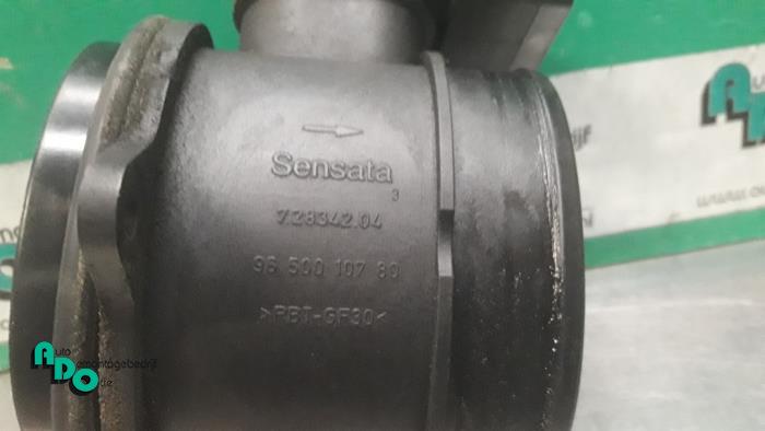 Luchtmassameter van een Citroën Berlingo 1.6 Hdi 75 16V Phase 1 2008