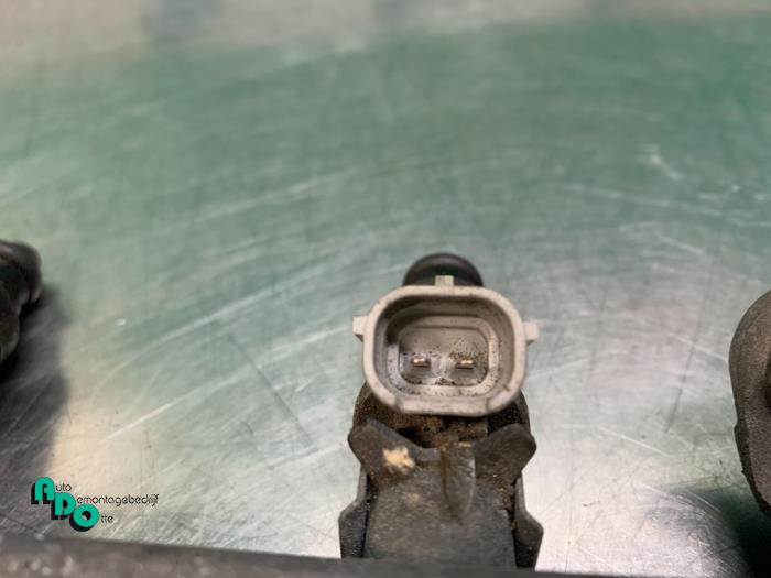 Injector brug van een Mitsubishi Colt (Z2/Z3) 1.3 16V 2004