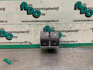 Gebruikte Schakelaar Elektrisch Raam Volkswagen Polo IV (9N1/2/3) 1.4 16V Prijs € 10,00 Margeregeling aangeboden door Autodemontagebedrijf Otte