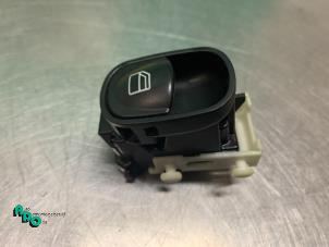 Gebruikte Raam schakelaar elektrisch Mercedes C Combi (S203) 2.2 C-220 CDI 16V Prijs € 15,00 Margeregeling aangeboden door Autodemontagebedrijf Otte