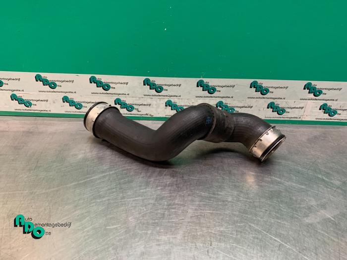 Gebruikte Intercooler Slang Mercedes C Combi (S203) 2.2 C-220 CDI 16V Prijs € 25,00 Margeregeling aangeboden door Autodemontagebedrijf Otte