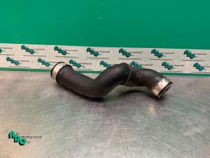 Gebruikte Intercooler Slang Mercedes C Combi (S203) 2.2 C-220 CDI 16V Prijs € 25,00 Margeregeling aangeboden door Autodemontagebedrijf Otte