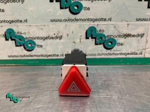 Gebruikte Gevarenlicht Schakelaar Skoda Fabia (6Y5) 2.0i Prijs € 10,00 Margeregeling aangeboden door Autodemontagebedrijf Otte