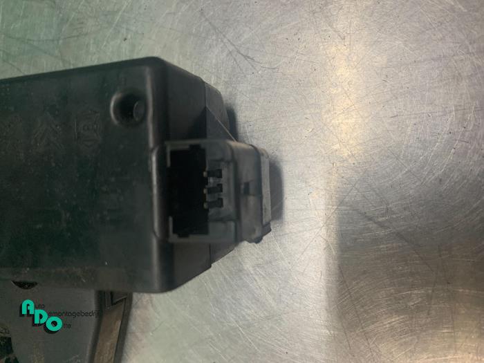 Slotmechaniek Achterklep van een Peugeot 307 SW (3H) 1.6 16V 2003