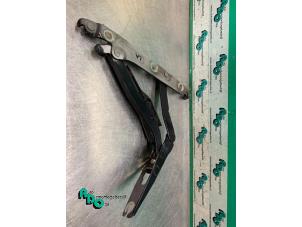 Gebruikte Kofferdeksel Scharnier Audi A6 (C6) 2.4 V6 24V Prijs € 20,00 Margeregeling aangeboden door Autodemontagebedrijf Otte