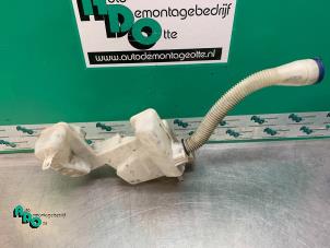 Gebruikte Ruitensproeiertank voor Peugeot 308 (4A/C) 1.6 HDiF 16V Prijs € 30,00 Margeregeling aangeboden door Autodemontagebedrijf Otte